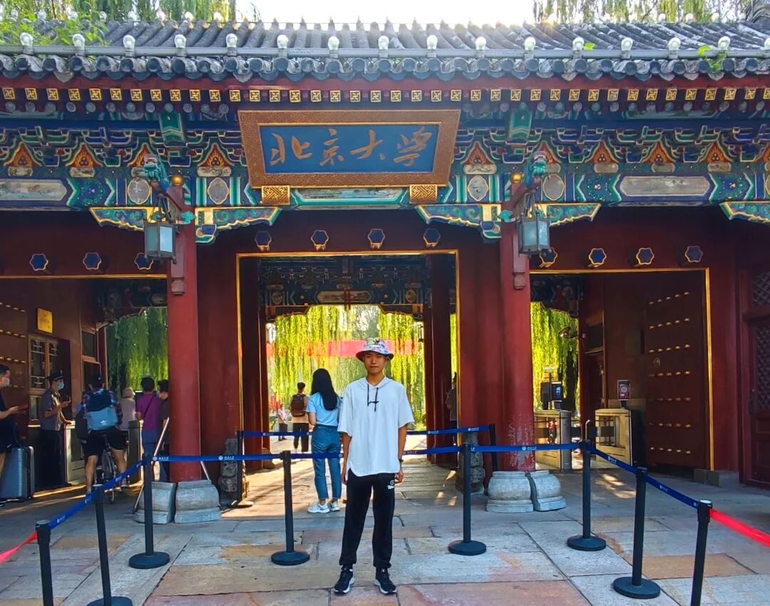 站在北京大学西门牌楼前