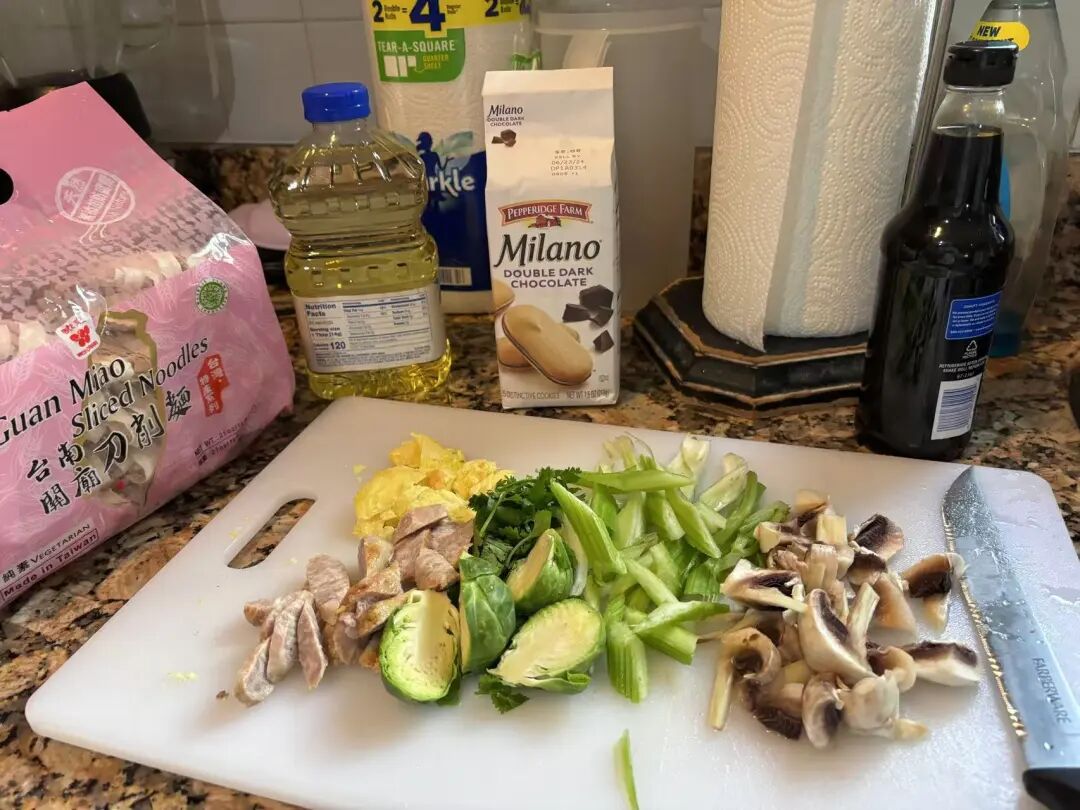 备菜中的中式食材摆放在切菜板上