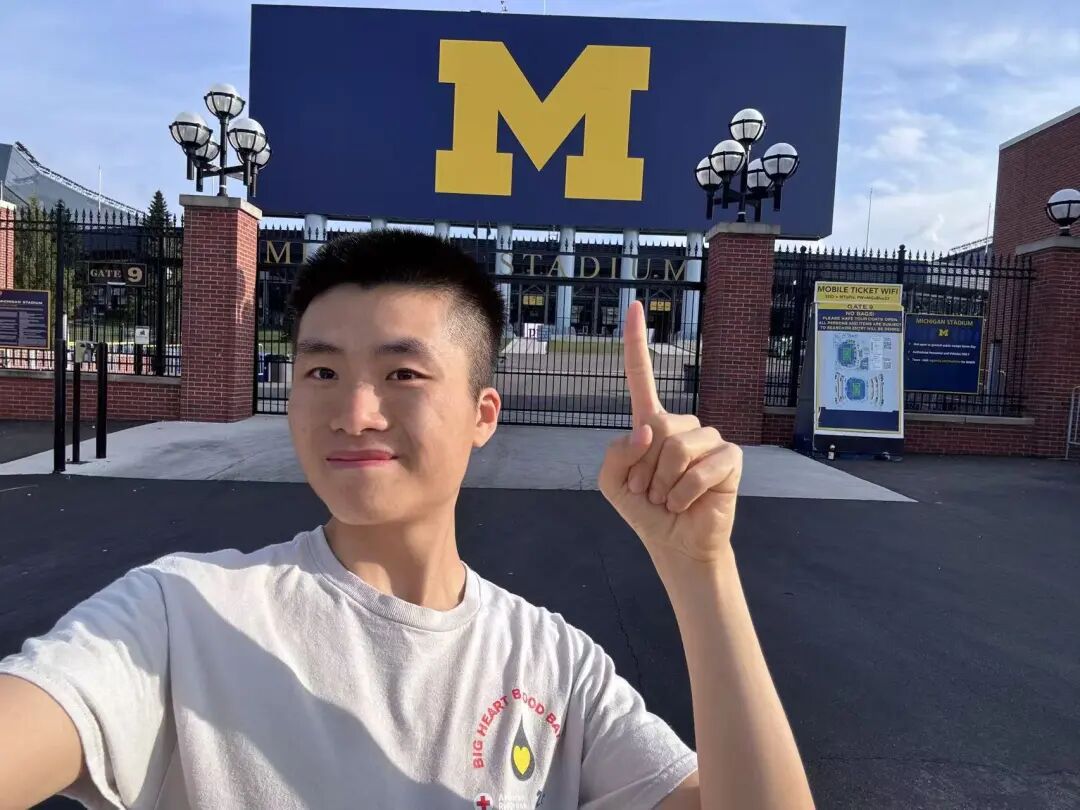在密歇根大学体育场大门前自拍留念