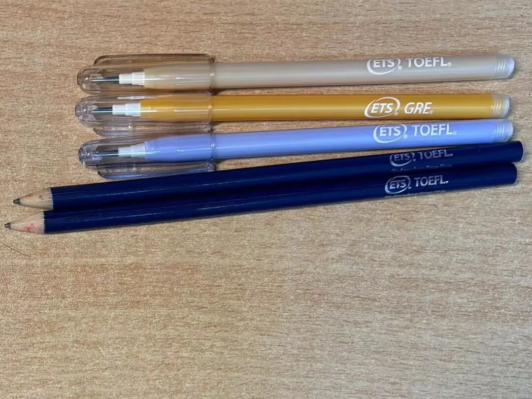 收集的多支 ETS TOEFL 与 GRE 品牌圆珠笔和铅笔