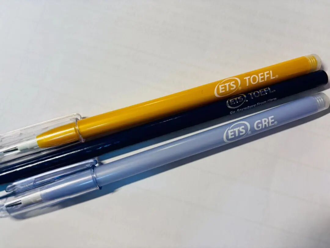 三支 ETS TOEFL 与 GRE 品牌圆珠笔并排放置