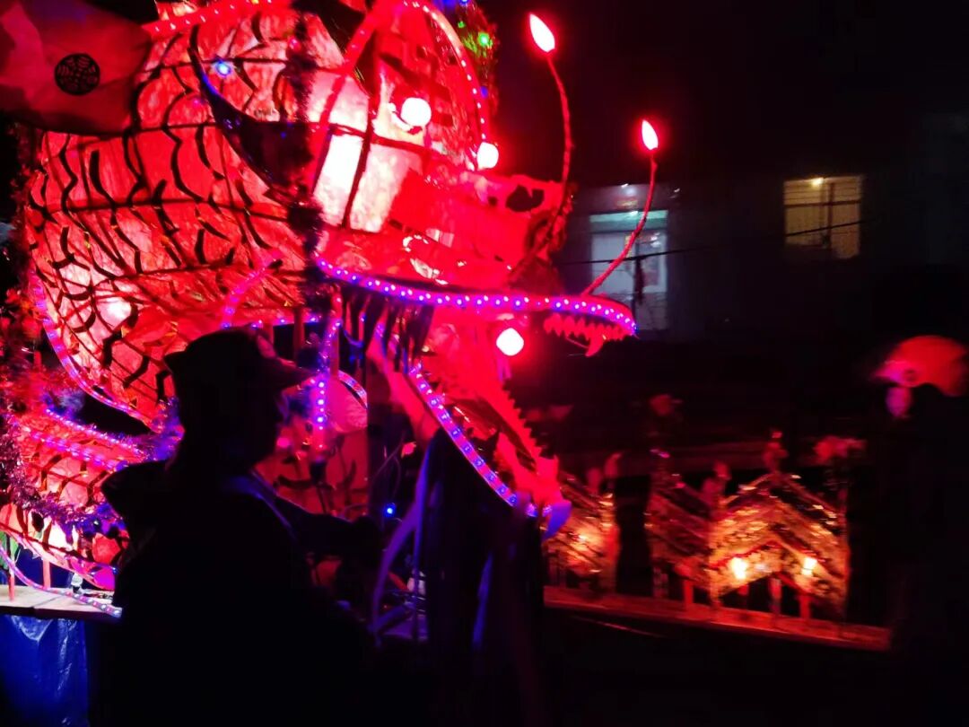 夜晚灯光下北京大学西门牌楼彩绘近景